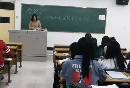 团支书宣读倡议书